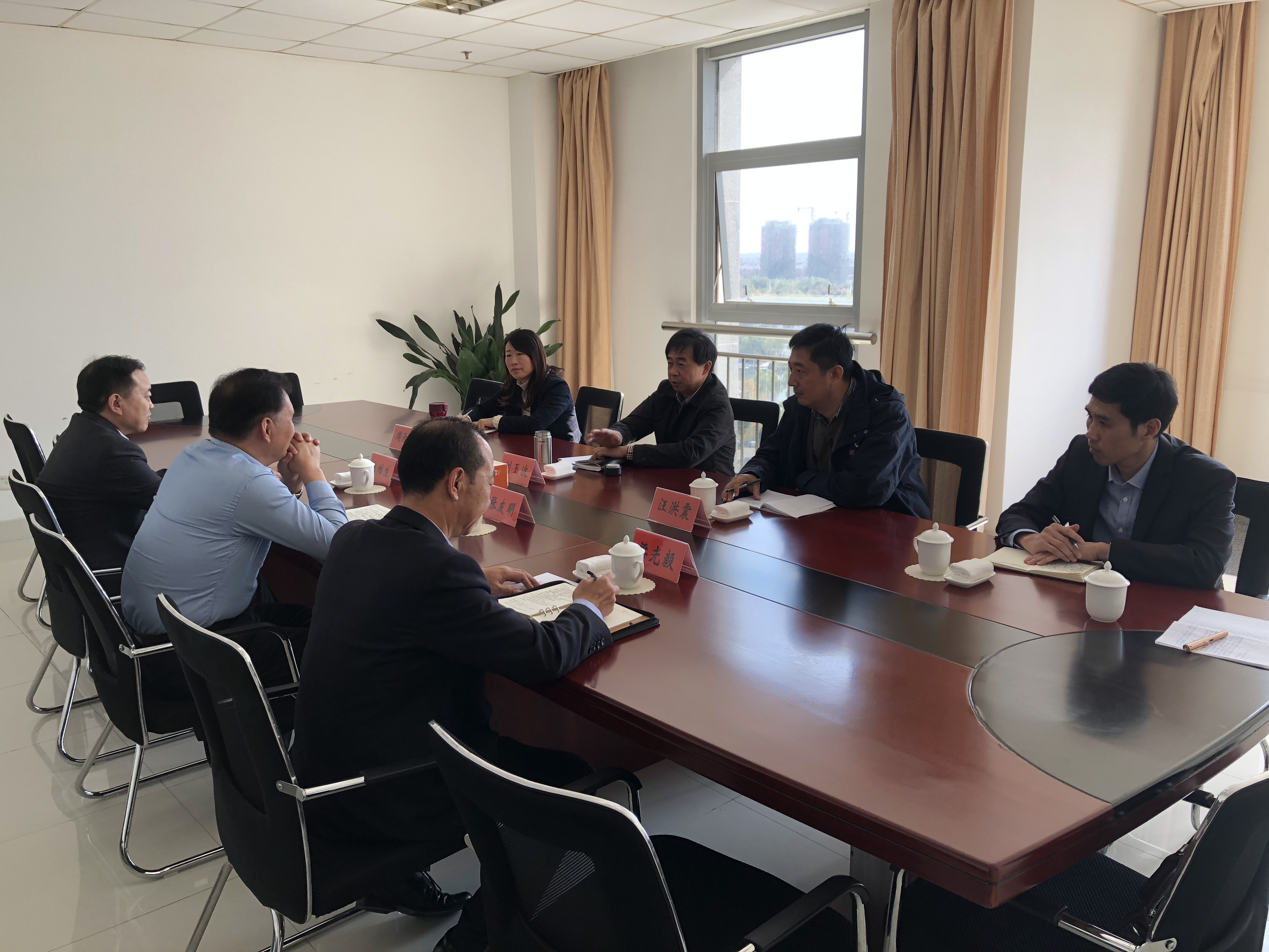 刘主任在县政府座谈.jpg