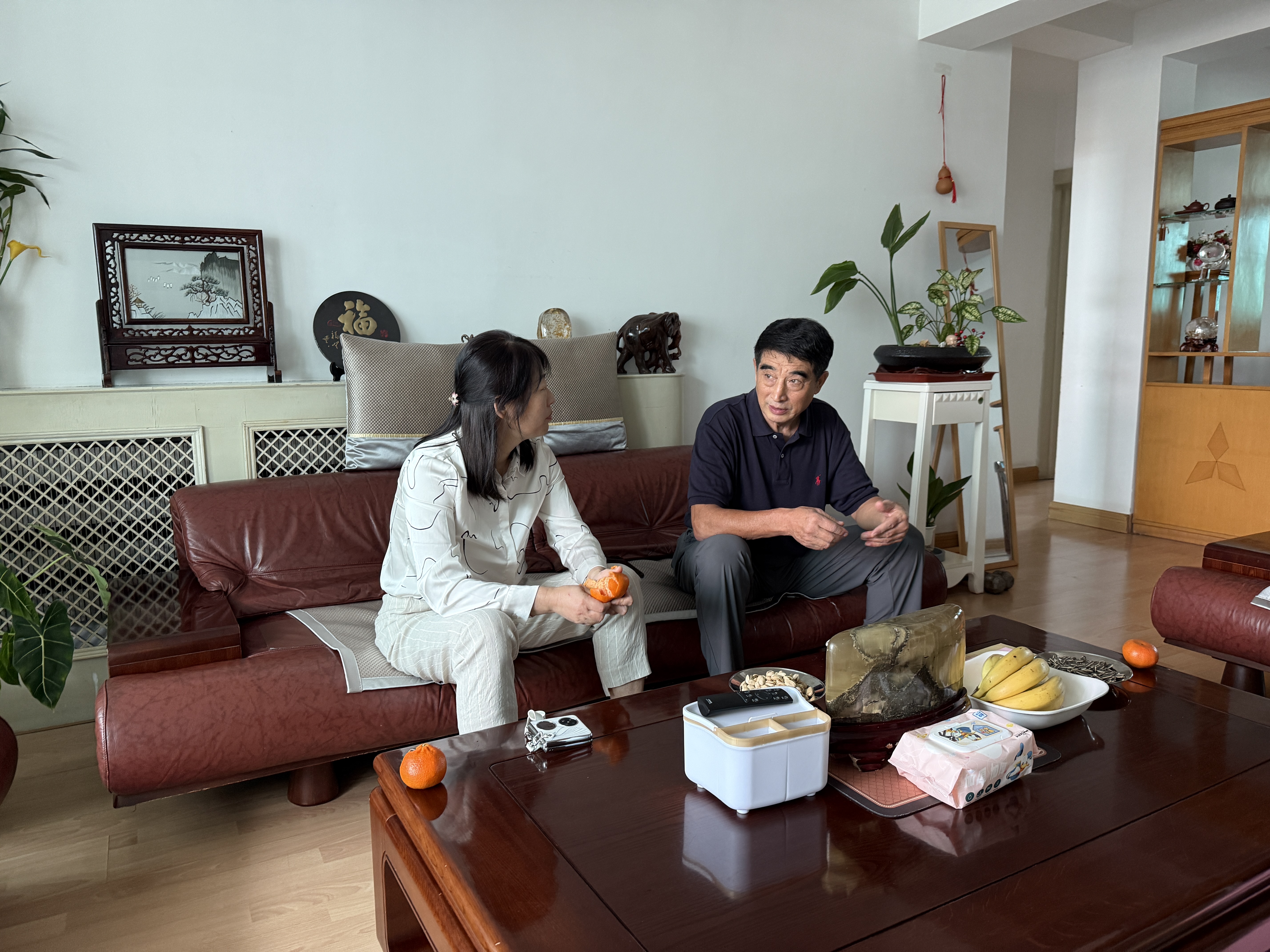 中心开展中秋节走访慰问退休职工活动2.jpg